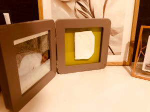Cadre double avec photo de bébé et empreinte de pied pour conserver les premiers souvenirs de la petite enfance