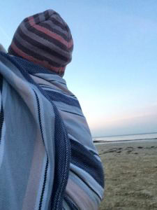 Bébé porté sur le dos dans une écharpe en plein air avec vue sur l'horizon