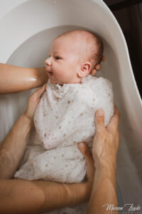 Bébé emmailloté dans un lange pour un bain paisible