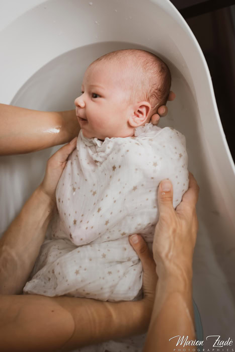 Bébé emmailloté dans un lange pour un bain paisible