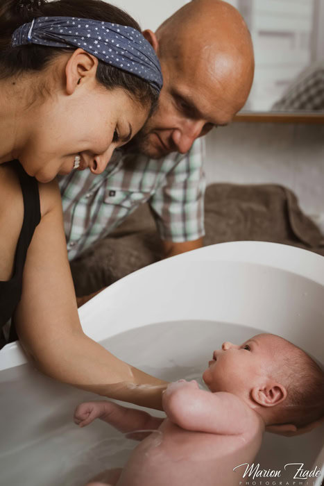 Parents donnant un bain paisible à leur bébé