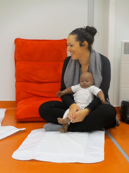 Atelier massage bébé à Bordeaux avec une mascotte pédagogique Mael - Comme un Cocoon