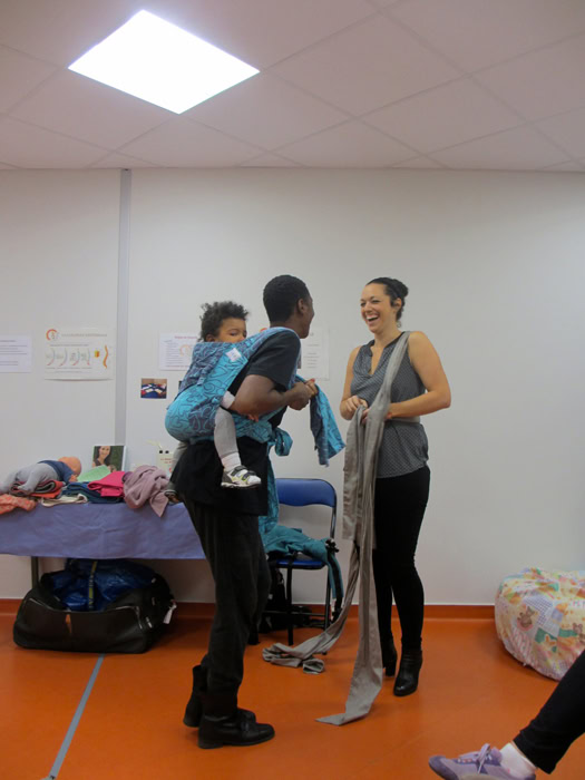 Raphaëlle Lésel enseignant le portage bébé lors d'un atelier à Bordeaux.