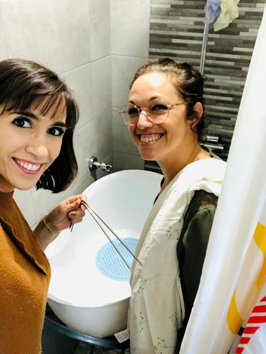 Sandra Bounaud et Raphaëlle Lésel préparant un bain connecté© pour bébé
