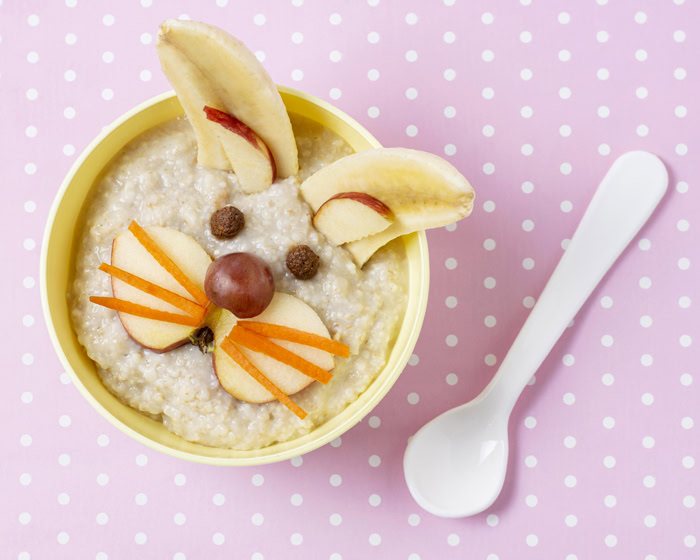 bol de nourriture pour bébé avec des tranches de pomme, de banane et de carotte