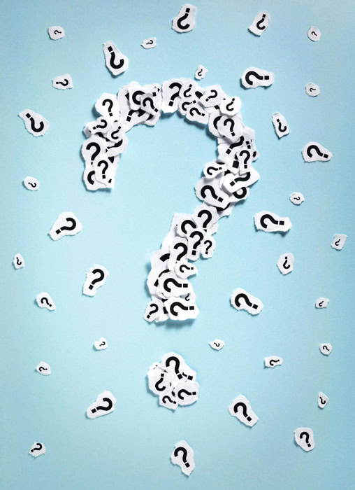 Points d'interrogation sur fond bleu pour illustrer les questions des parents