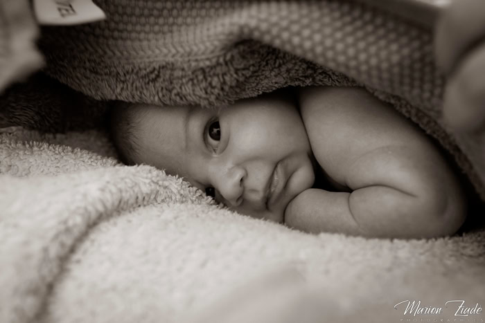 Bébé enveloppé dans une serviette après le bain