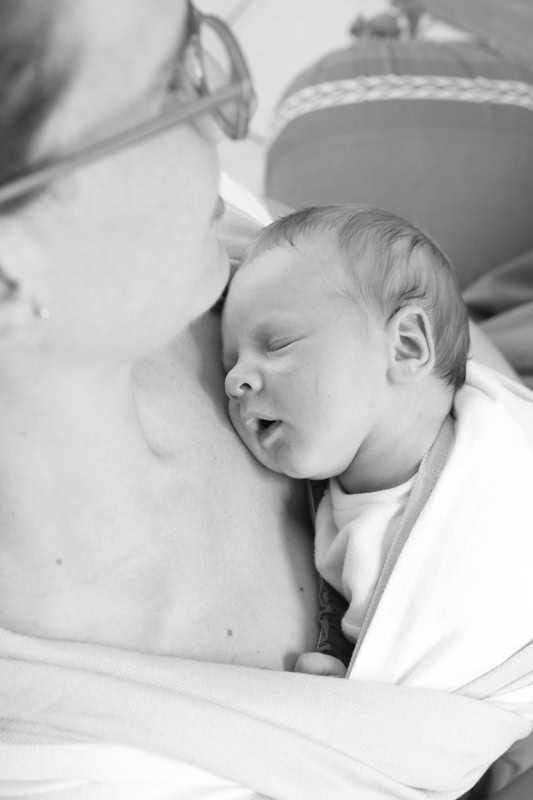 Maman portant son bébé en écharpe, offrant confort et sécurité