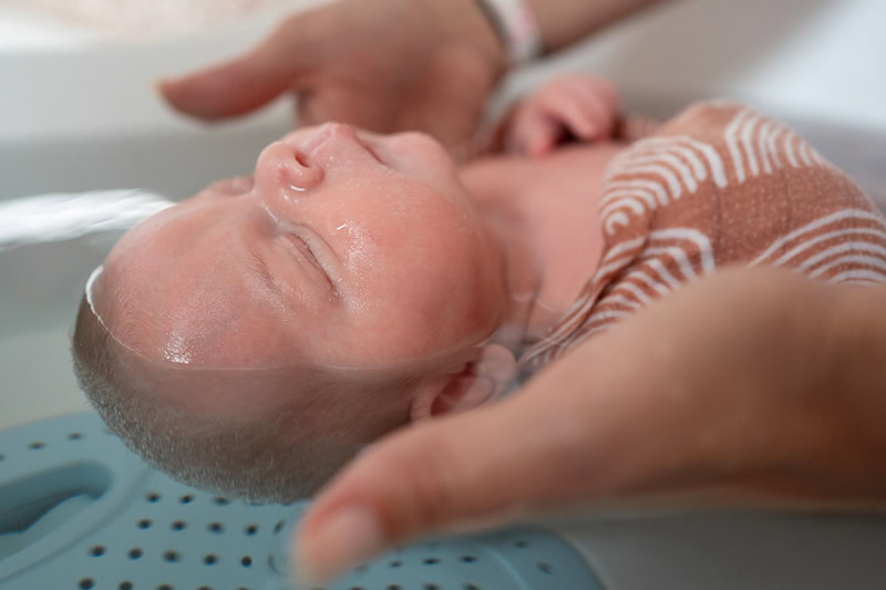 Bébé dans un bain thalasso à Bordeaux pour un moment de détente