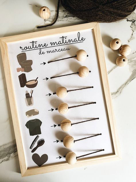 Tableau en bois illustrant la routine matinale d'un enfant avec des perles à déplacer.