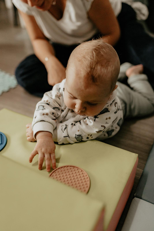 Bébé en exploration sensorielle pendant un accompagnement parental à Bordeaux, 3 à 12 mois