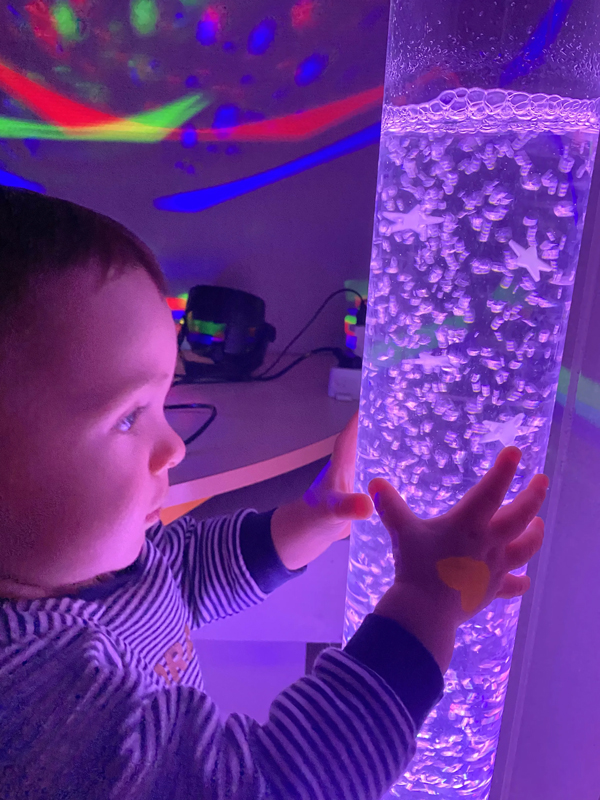 Jeune enfant de 1 à 3 ans en exploration sensorielle lors d’un accompagnement parental à Bordeaux