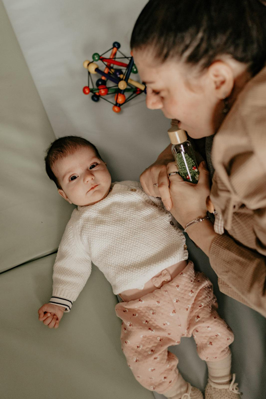 Nouveau-né accompagné par un parent lors d’un moment d’éveil à Bordeaux, accompagnement parental 0-3 mois