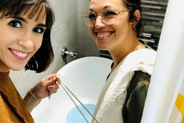 Sandra Bounaud et Raphaëlle Lésel préparant un bain connecté© pour bébé