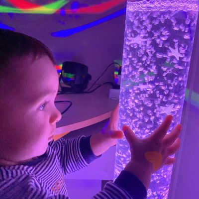 Jeune enfant de 1 à 3 ans en exploration sensorielle lors d’un accompagnement parental à Bordeaux